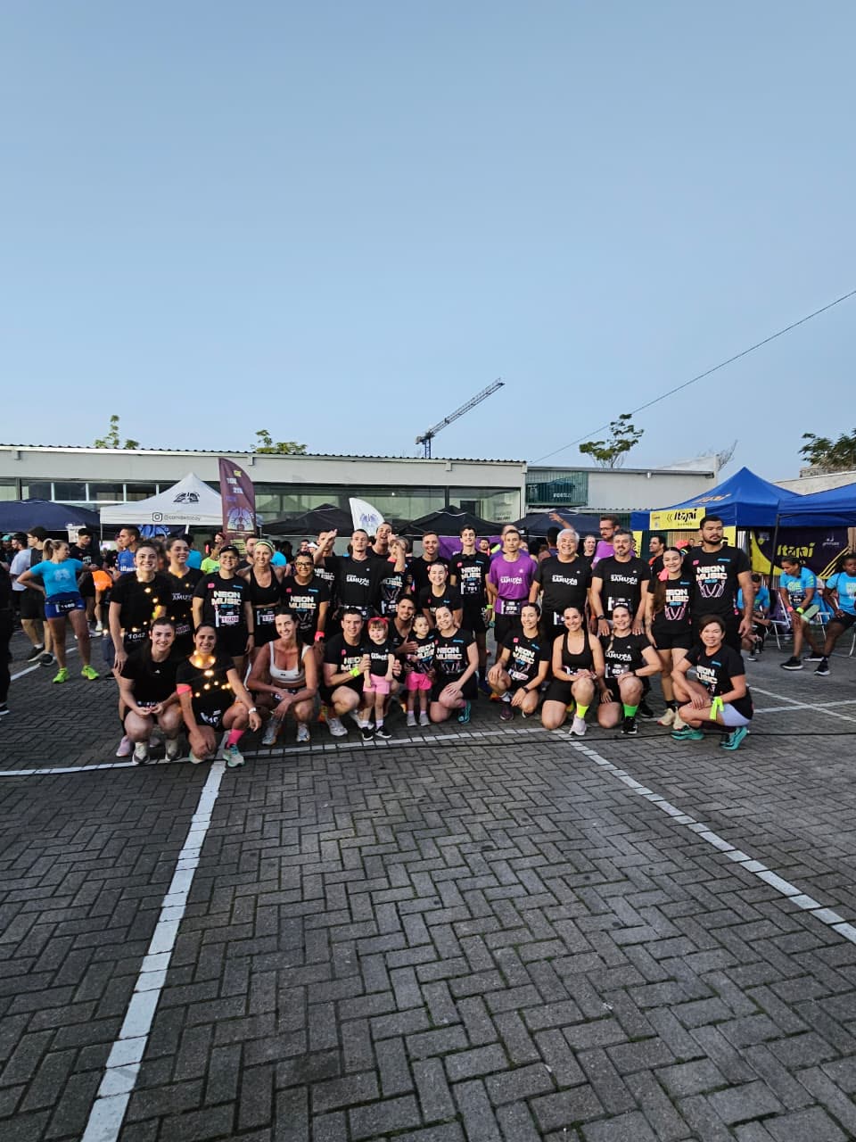 Grupo do Team Samuka Run em prova com noivos