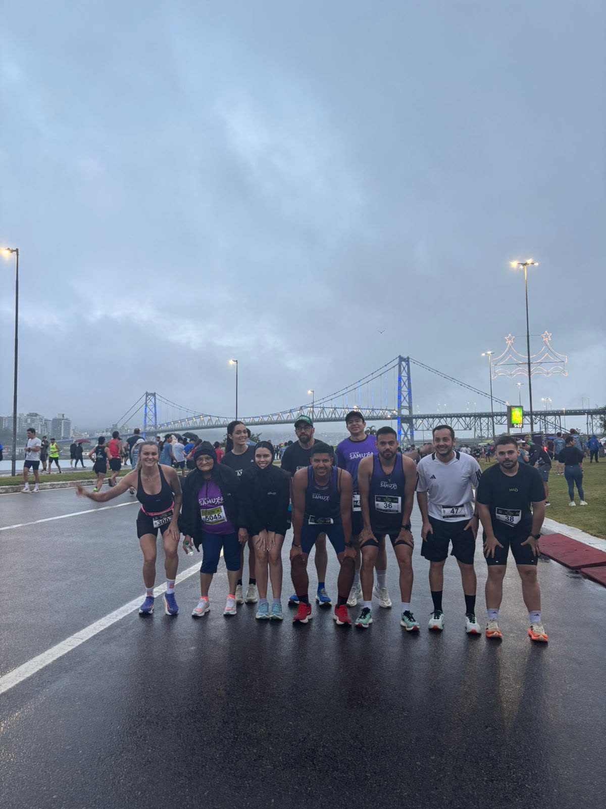 Equipe em prova em Florianópolis com a Ponte Hercílio Luz
